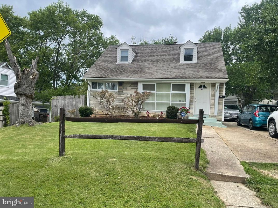 Attached, Exterior, Facade, Cape Cod