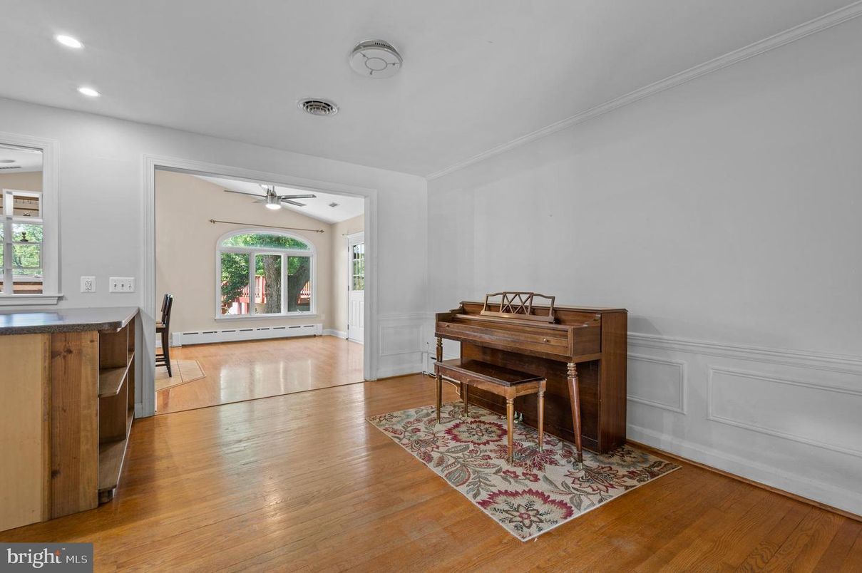 Interior, Piano, Recessed Lighting, Wood Texture Flooring