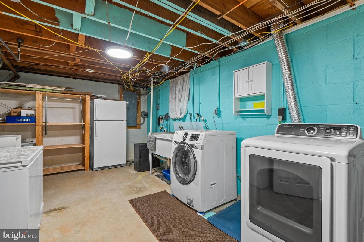 Interior, Washer, Wooden Beams