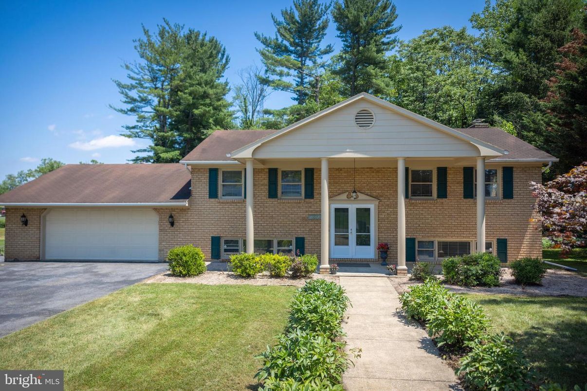 Attached, Exterior, Facade, Brick Facade, Raised Ranch