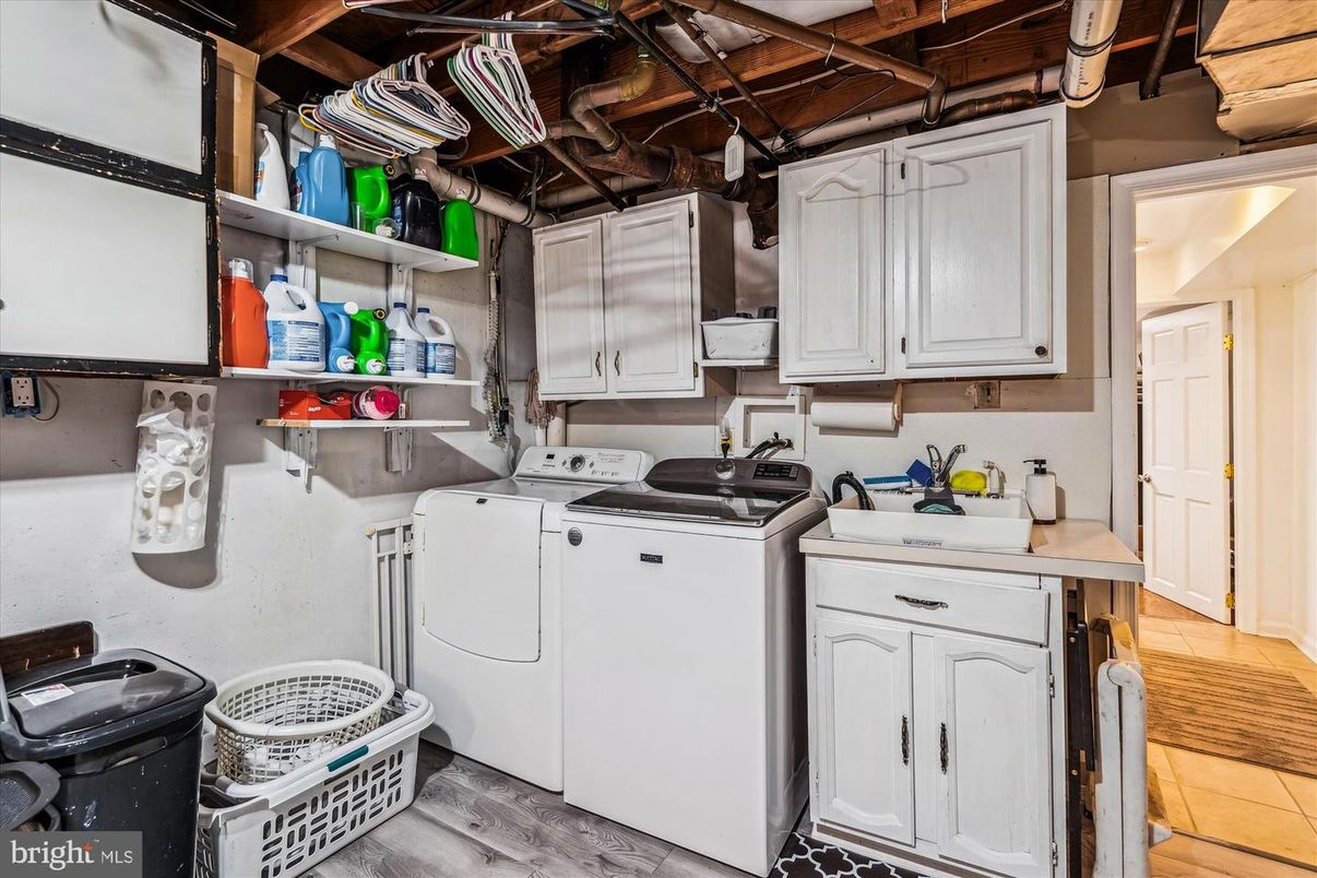 Interior, Washer, Wood Texture Flooring