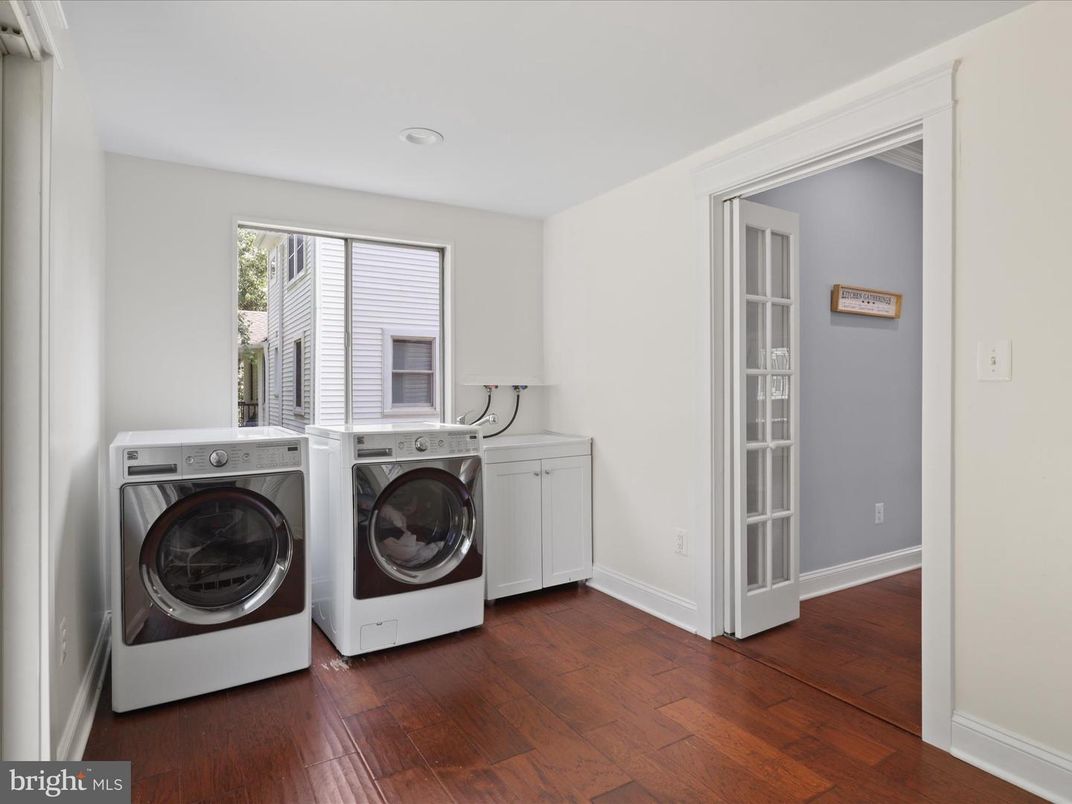 Interior, Recessed Lighting, Washer, Wood Texture Flooring