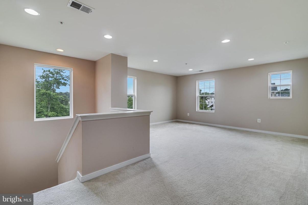Empty room, Interior, Recessed Lighting