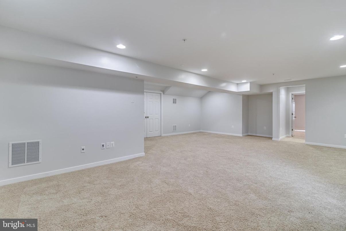 Empty room, Interior, Recessed Lighting