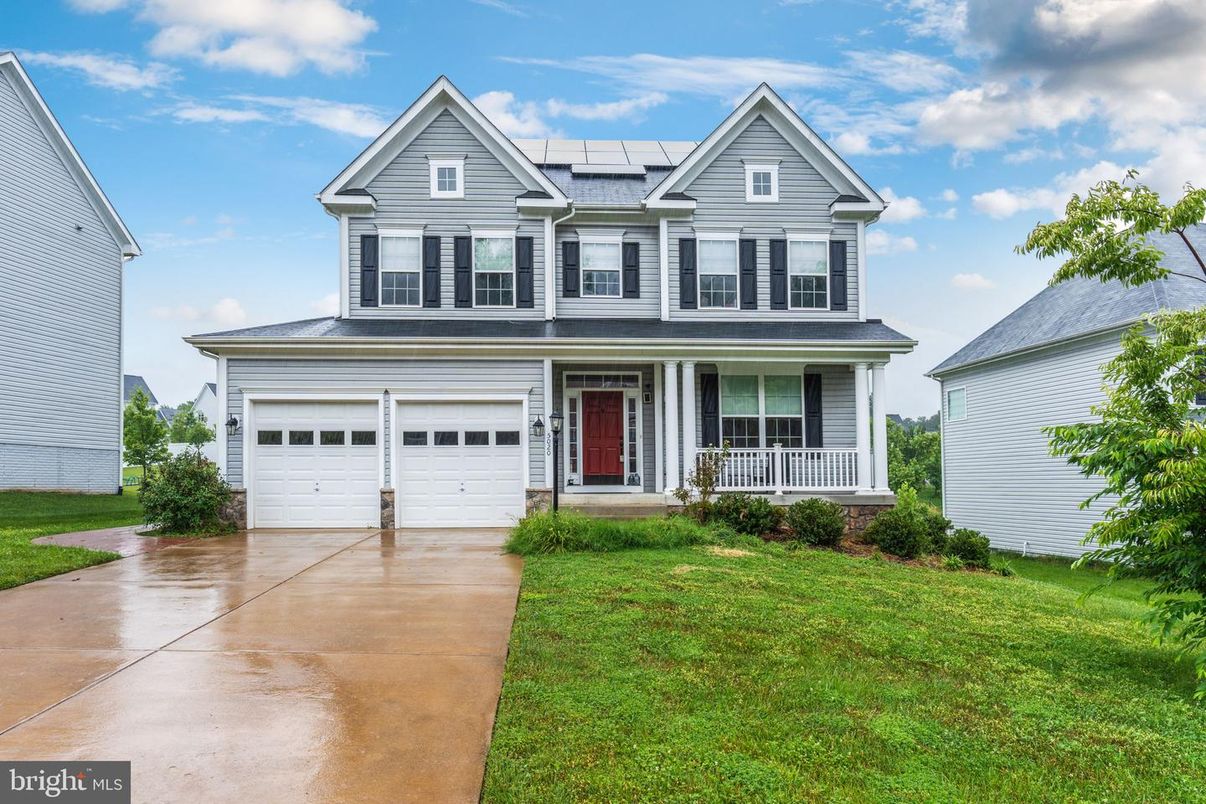 Attached, Exterior, Facade, Farmhouse