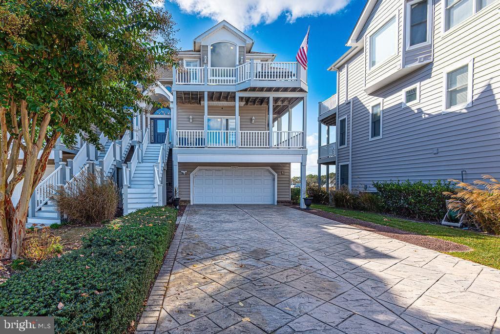 Attached, Exterior, Facade, Queen Anne Victorian