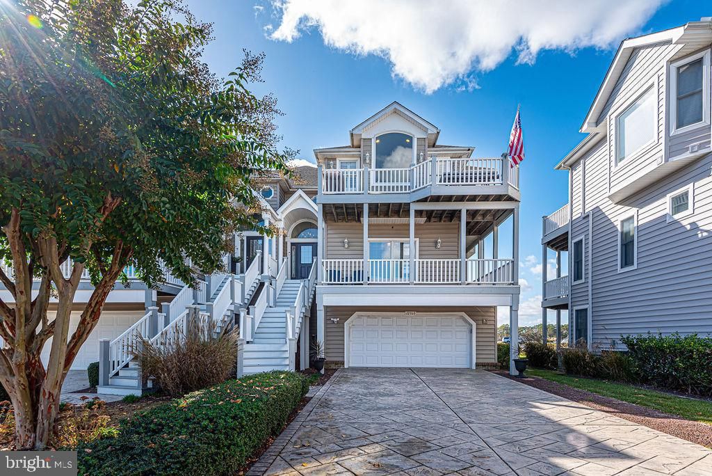 Attached, Exterior, Facade, Queen Anne Victorian