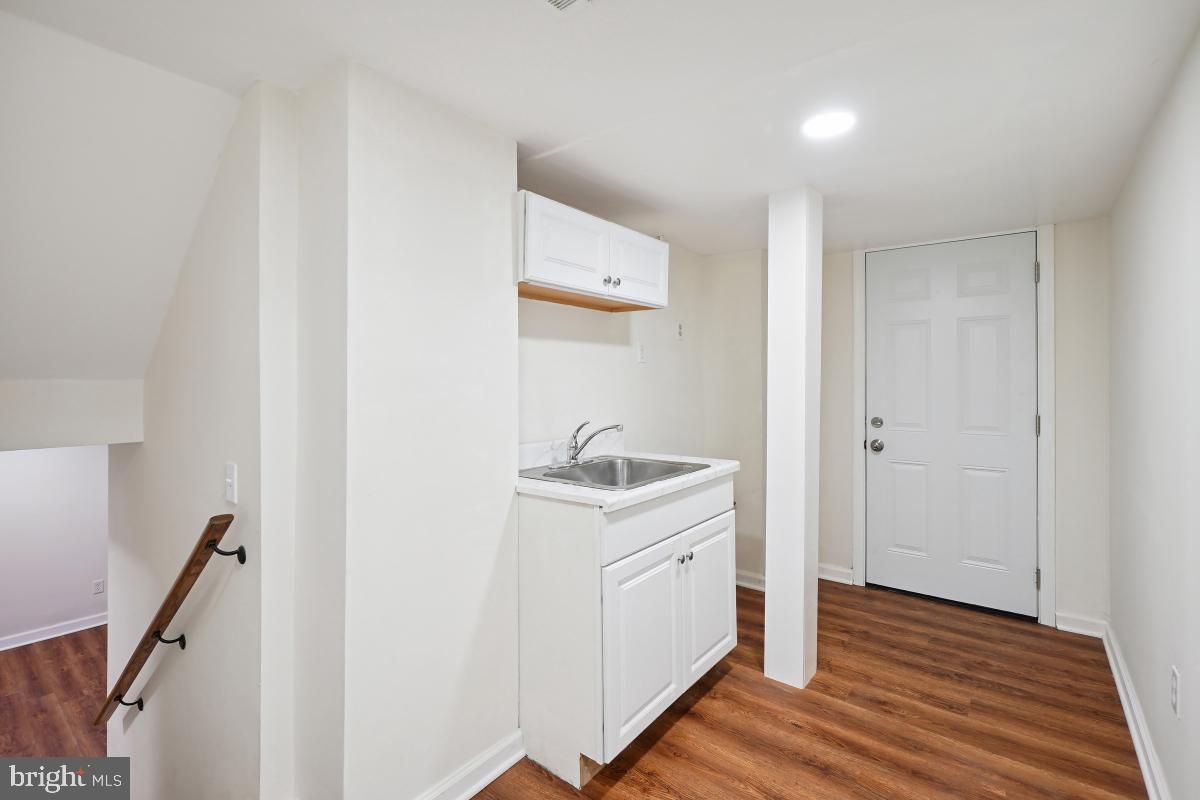 Interior, Recessed Lighting, Washer, Wood Texture Flooring