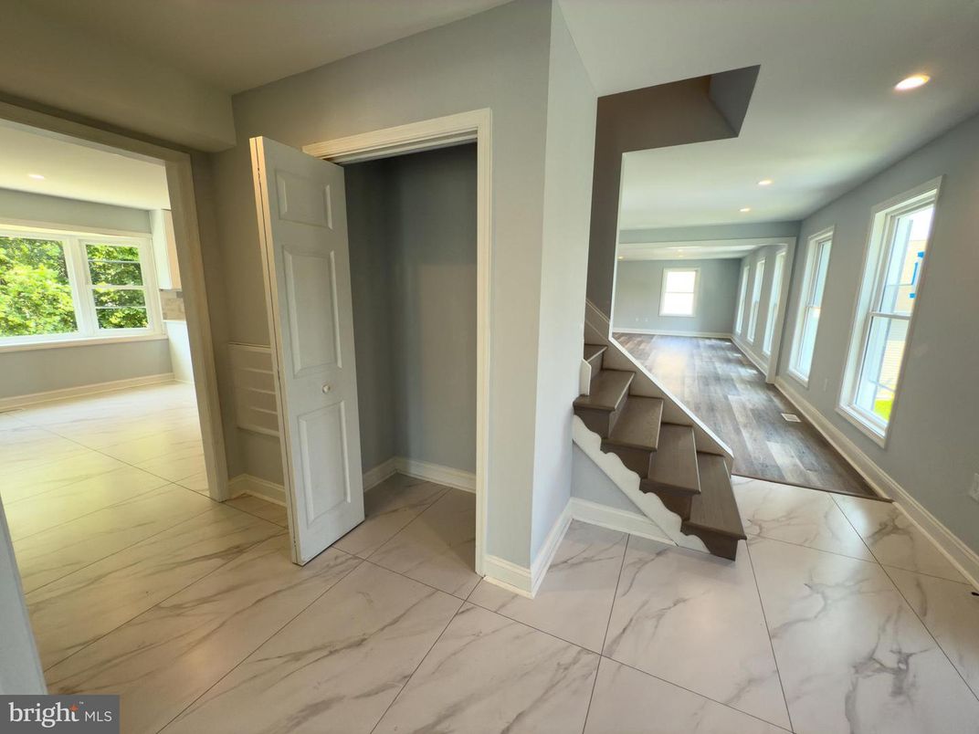 Empty room, Interior, Marble, Recessed Lighting