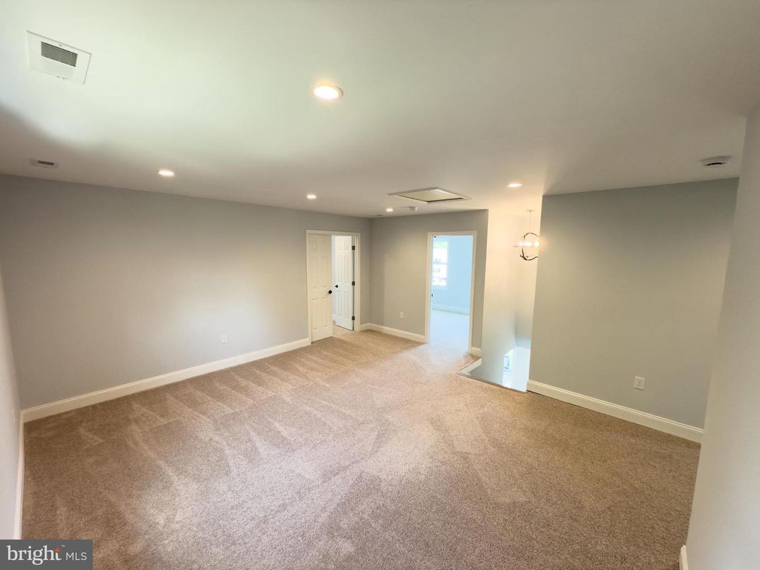 Empty room, Interior, Recessed Lighting