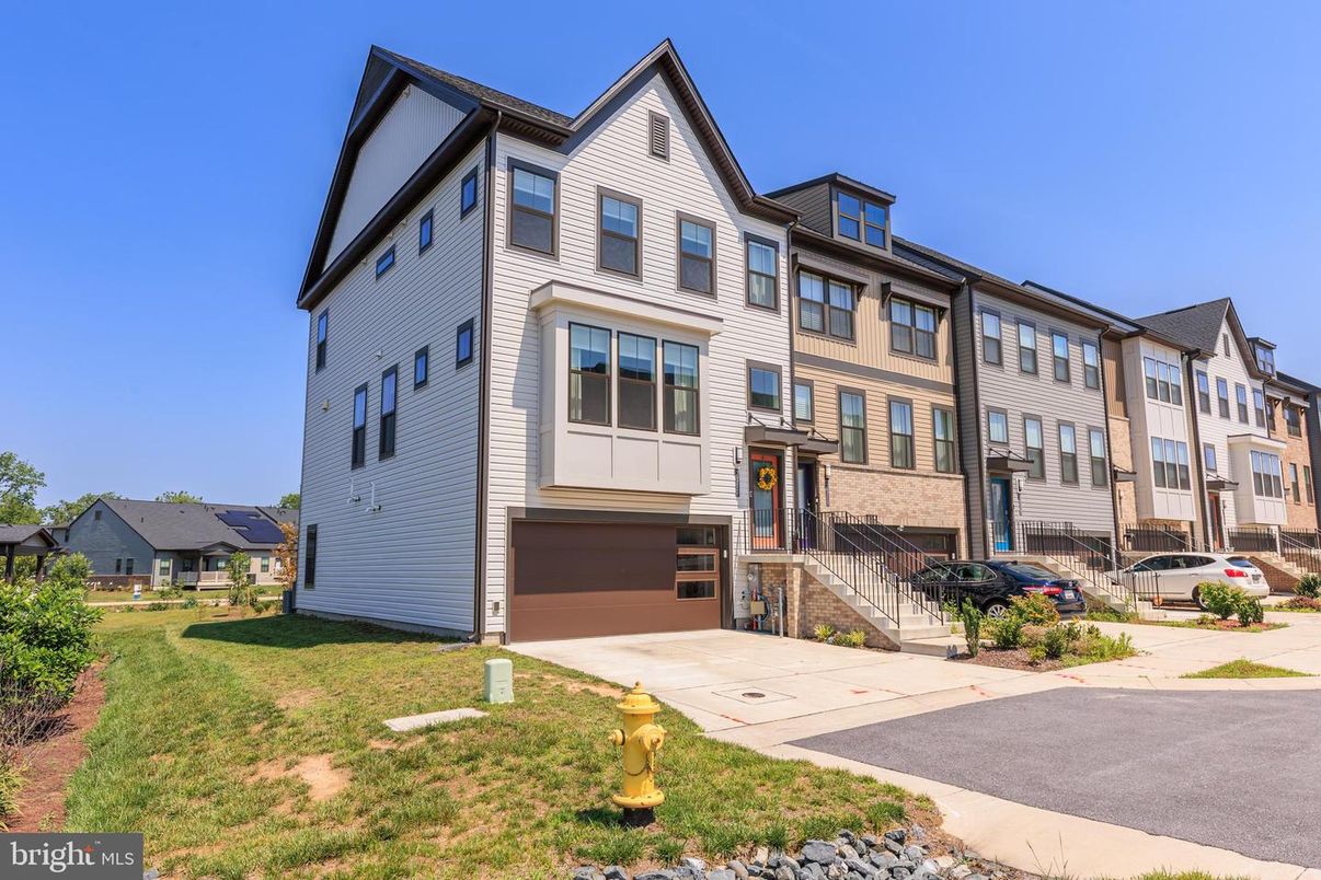 Attached, Exterior, Facade, Rowhouse