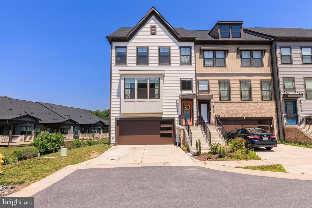 Attached, Exterior, Facade, Rowhouse