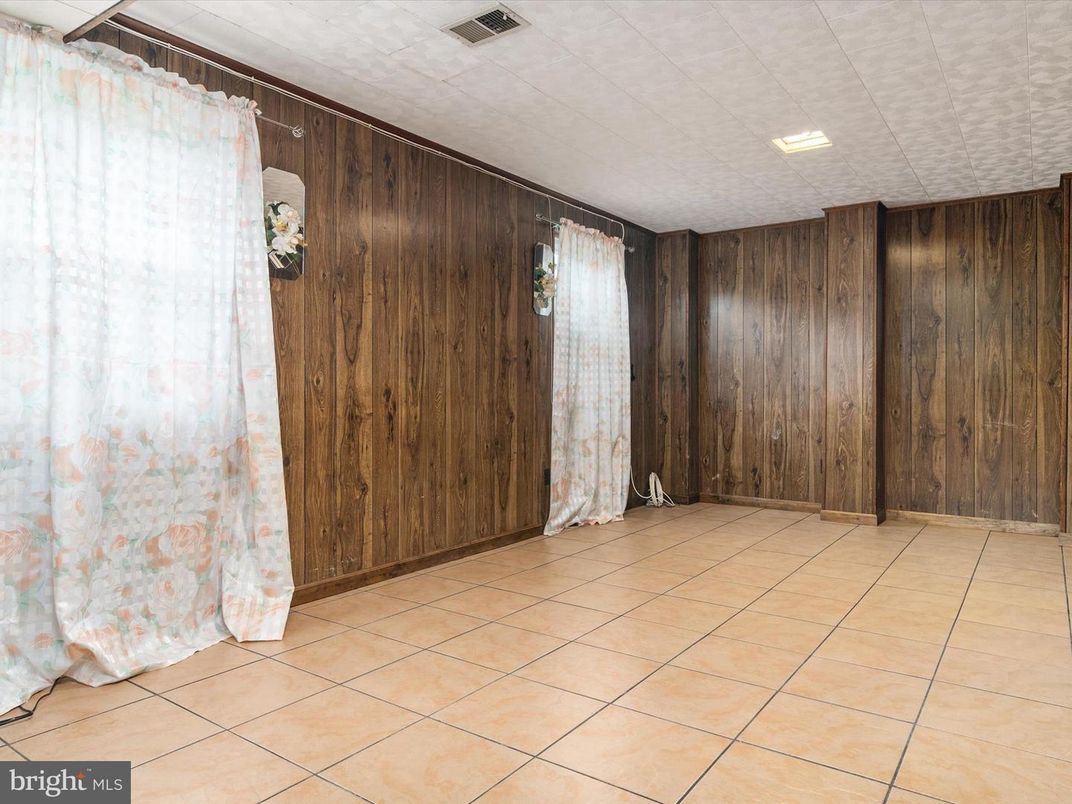 Empty room, Interior, Recessed Lighting, Wooden Walls