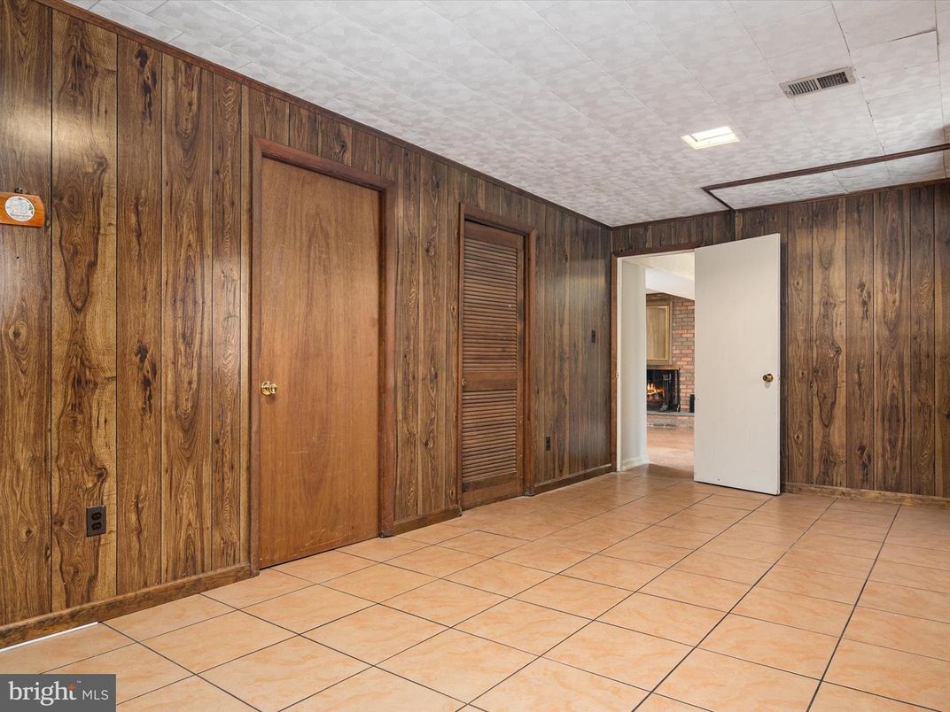 Empty room, Interior, Recessed Lighting, Wooden Walls