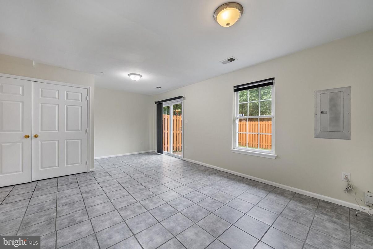 Empty room, Interior