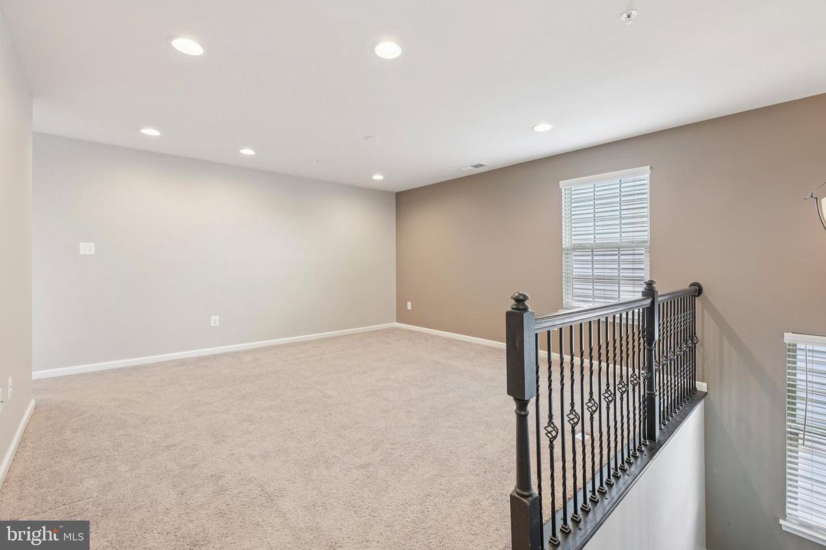 Empty room, Interior, Recessed Lighting