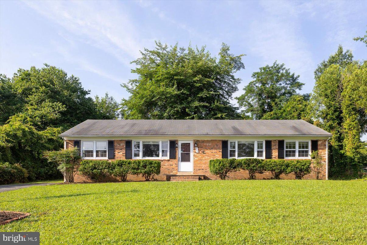 Exterior, Facade, Brick Facade, Ranch