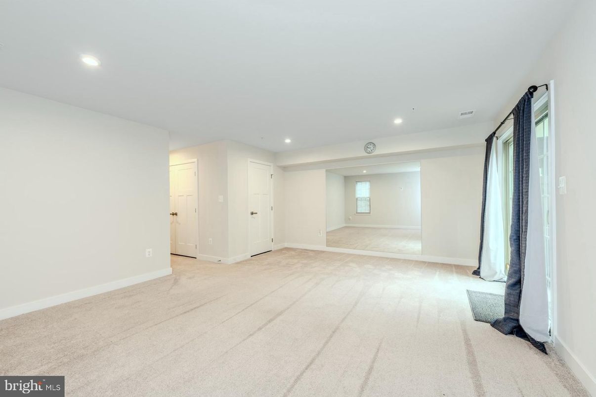 Empty room, Interior, Recessed Lighting