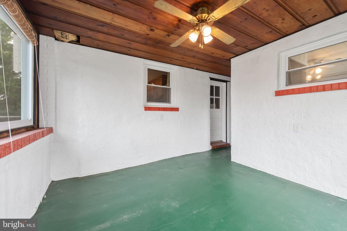Empty room, Interior, Wooden Ceilings