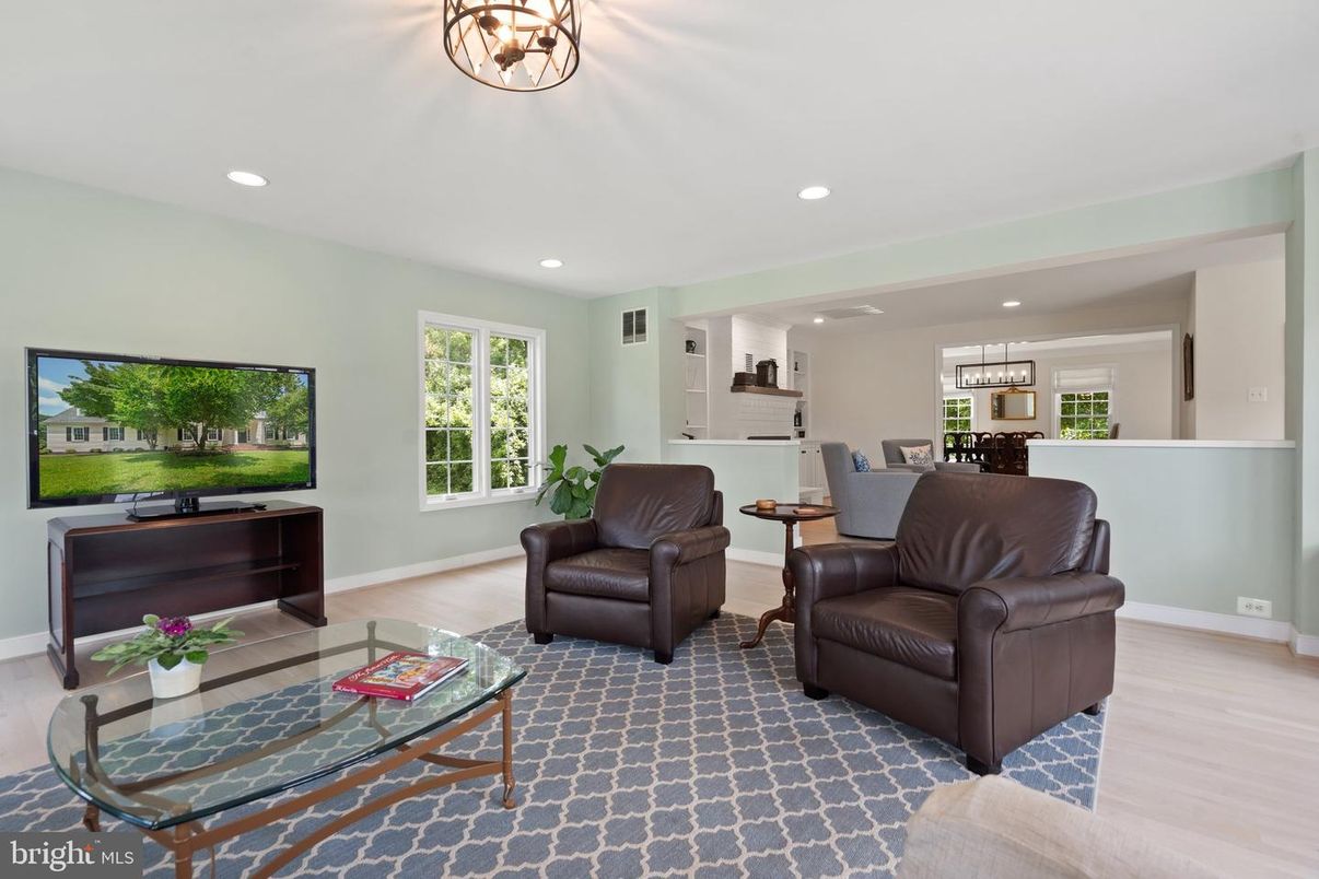 Dining room, Interior, Living room, Pendant Lights, Recessed Lighting, Wood Texture Flooring