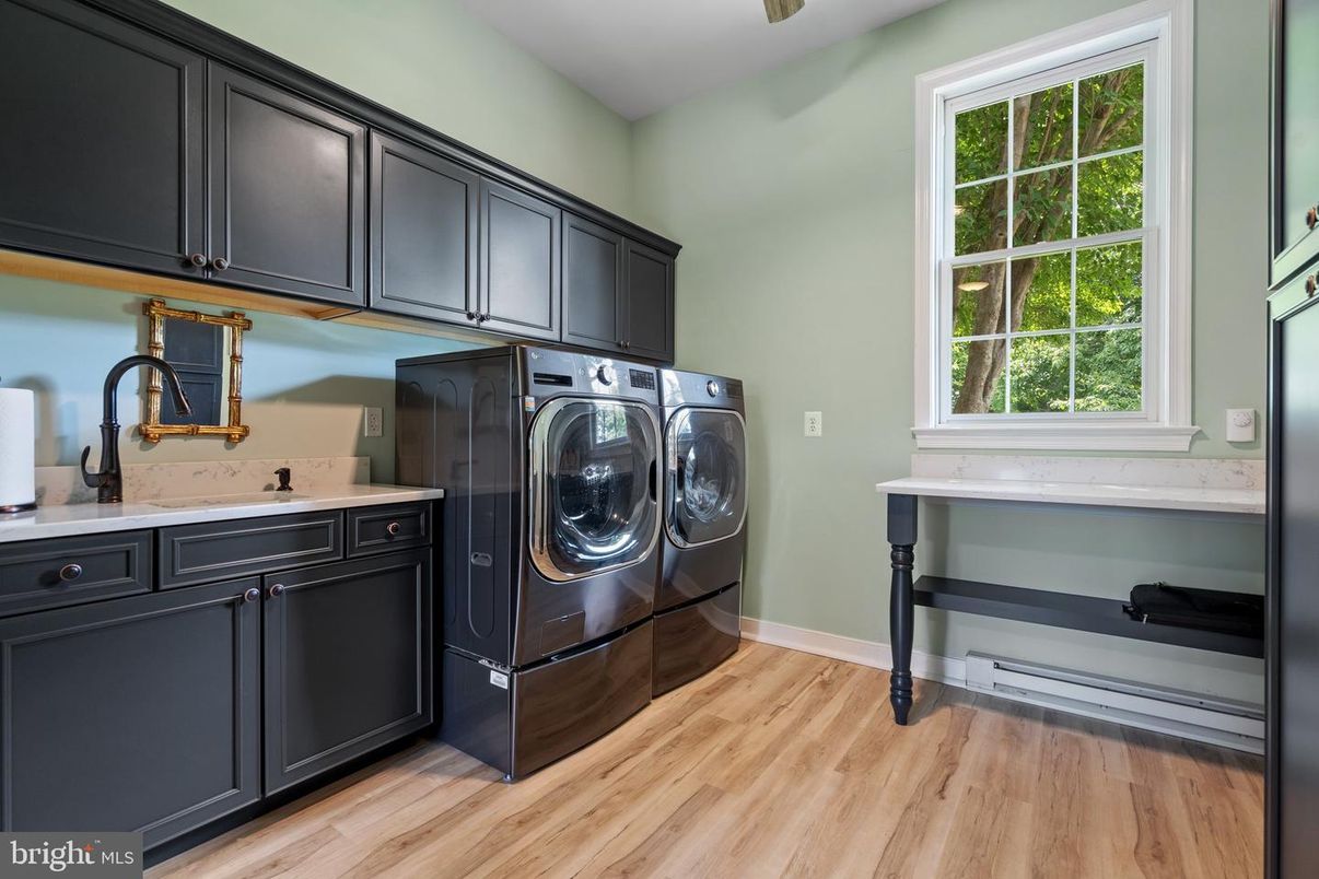 Interior, Washer, Wood Texture Flooring