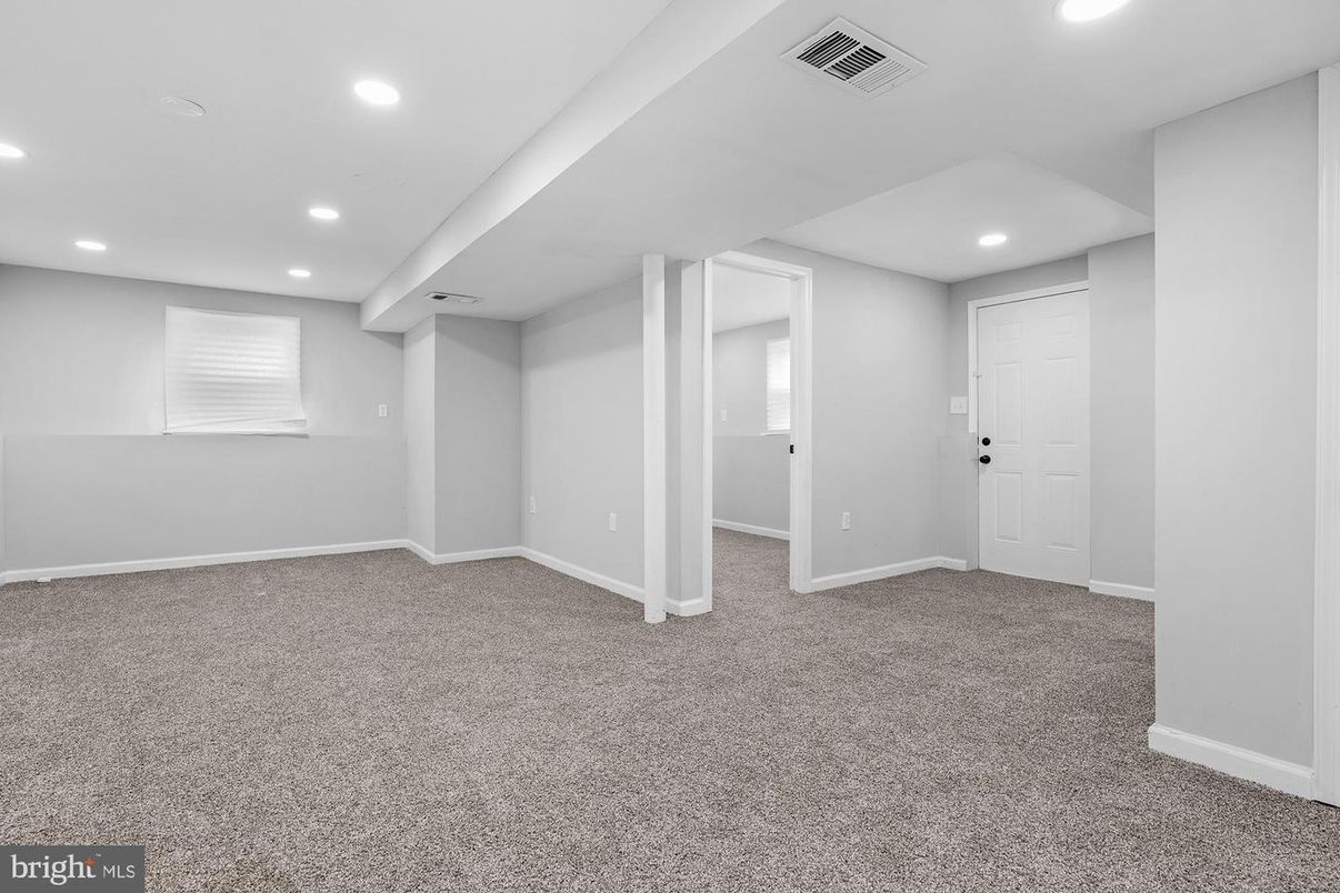Empty room, Interior, Recessed Lighting