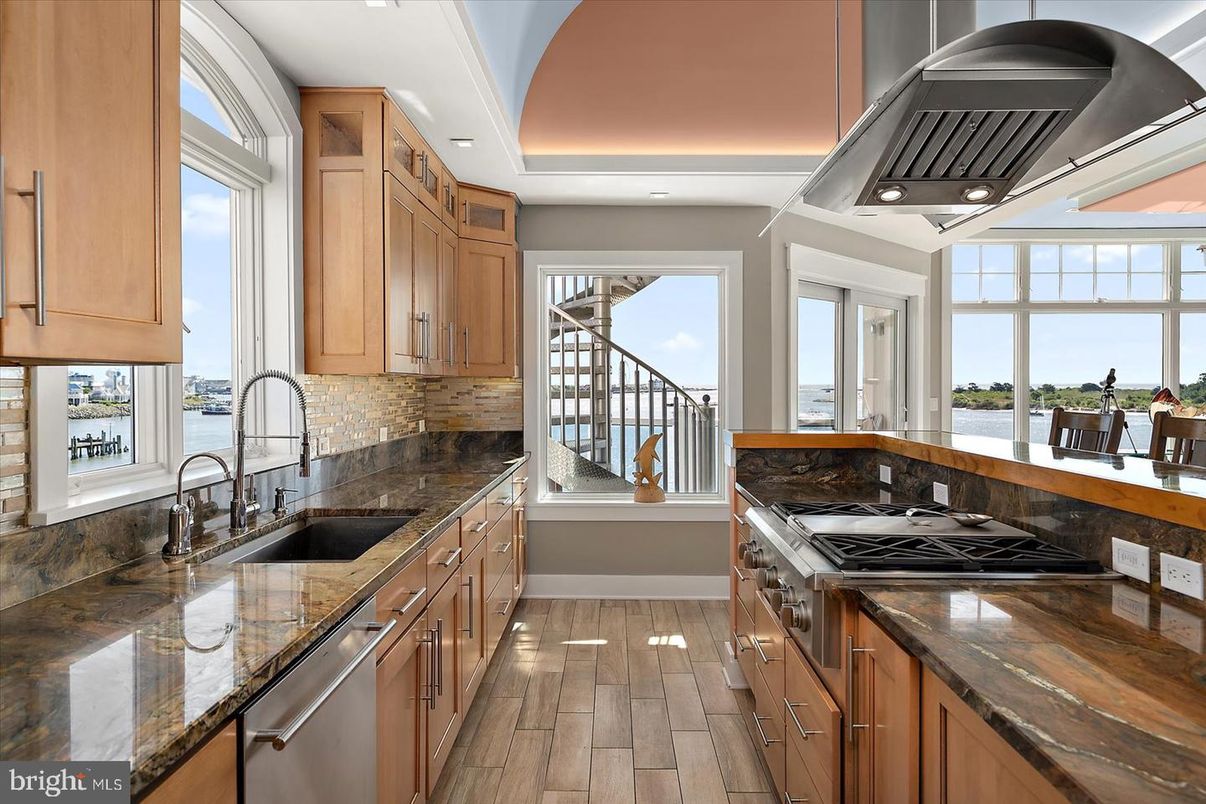 Interior, Kitchen, Recessed Lighting, Water, Wood Texture Flooring