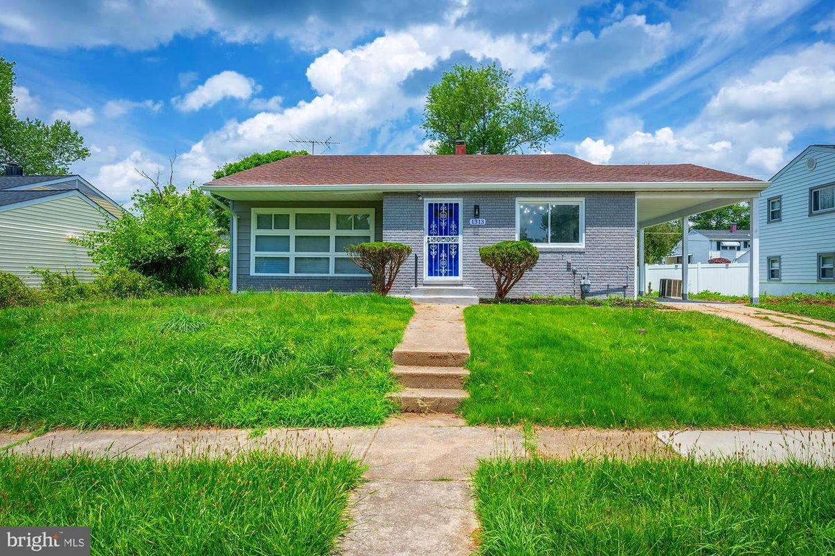 Attached, Exterior, Facade, Ranch