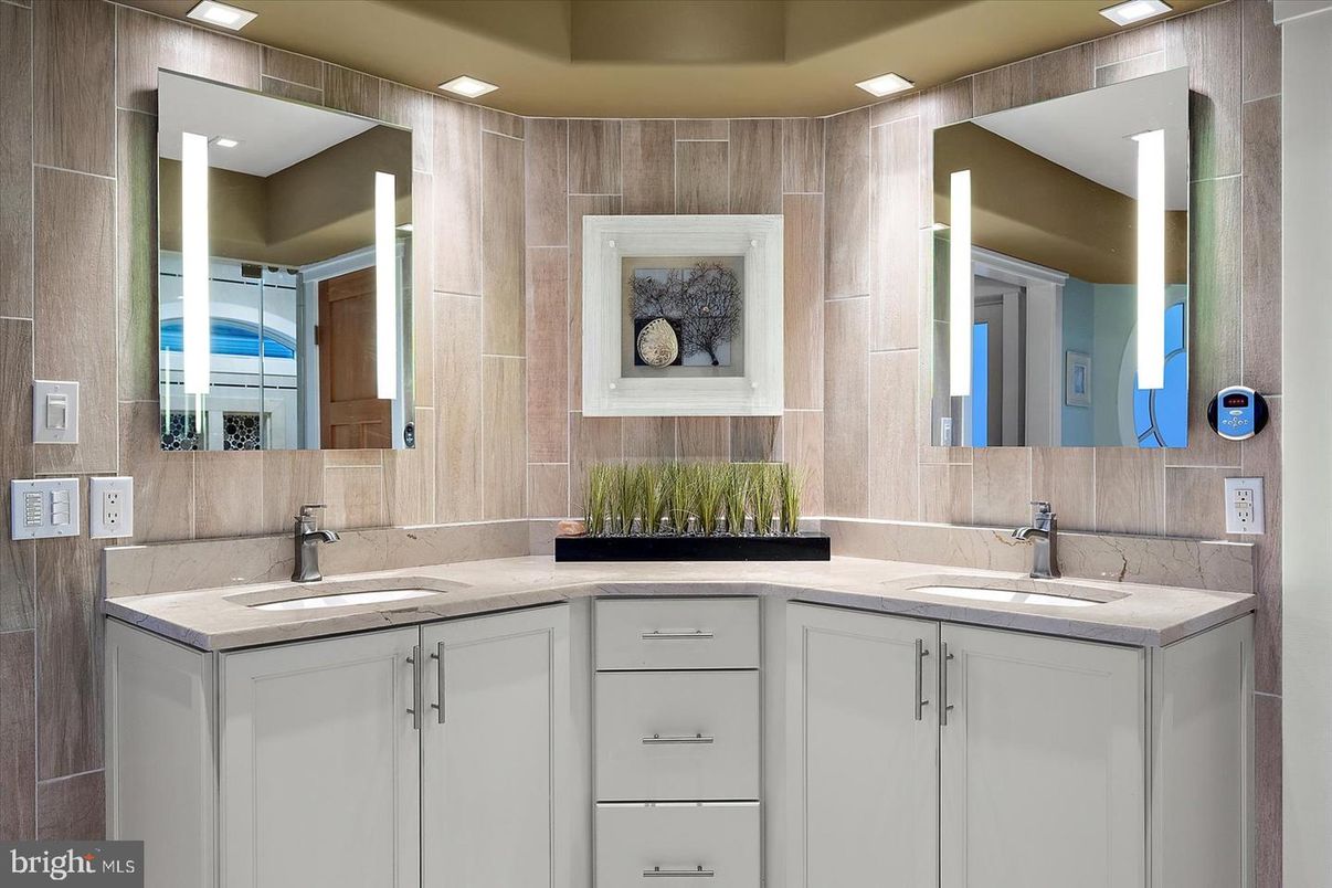 Bathroom, Dual Sink Vanities, Interior, Recessed Lighting