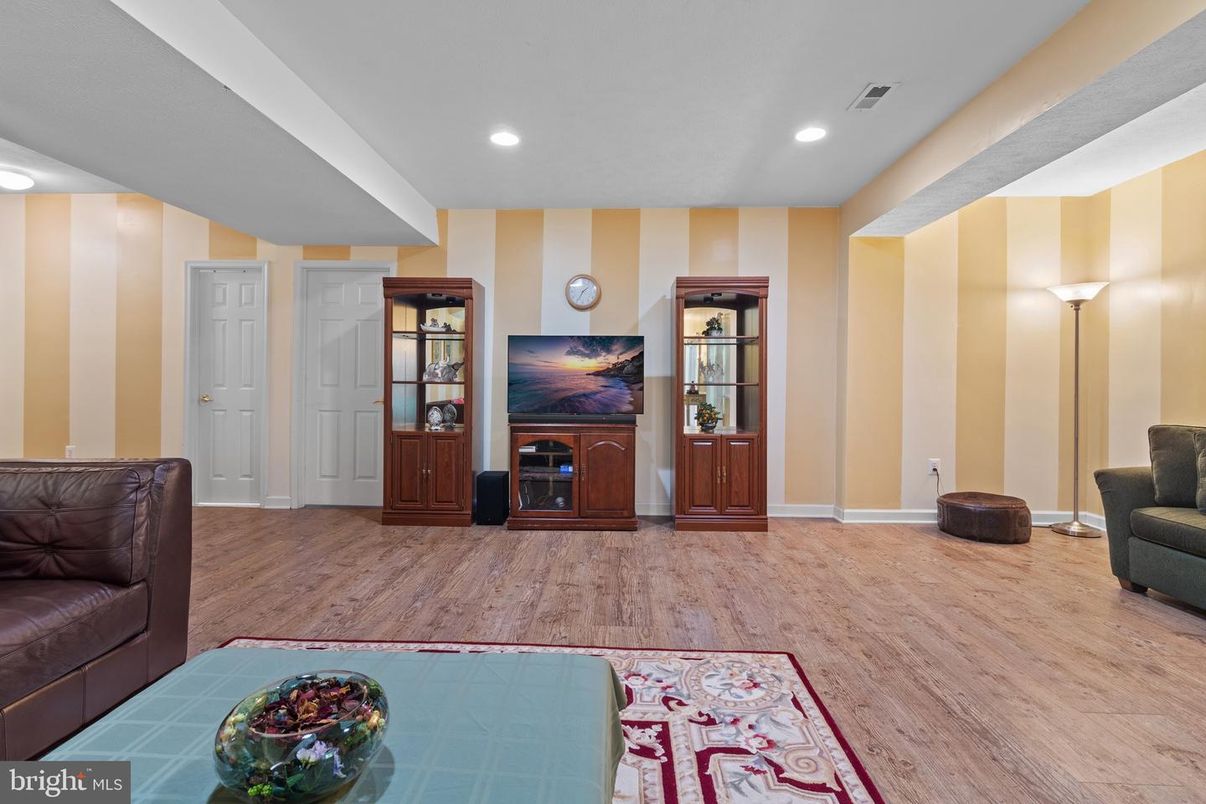 Interior, Recessed Lighting, Wood Texture Flooring