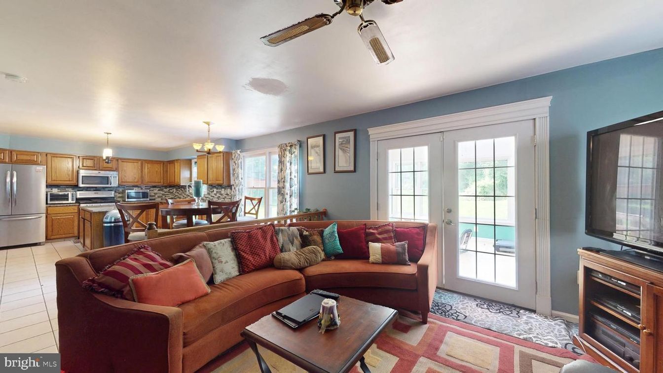 Chandelier, Dining room, Interior, Kitchen, Living room, Pendant Lights, Stainless Steel Appliances