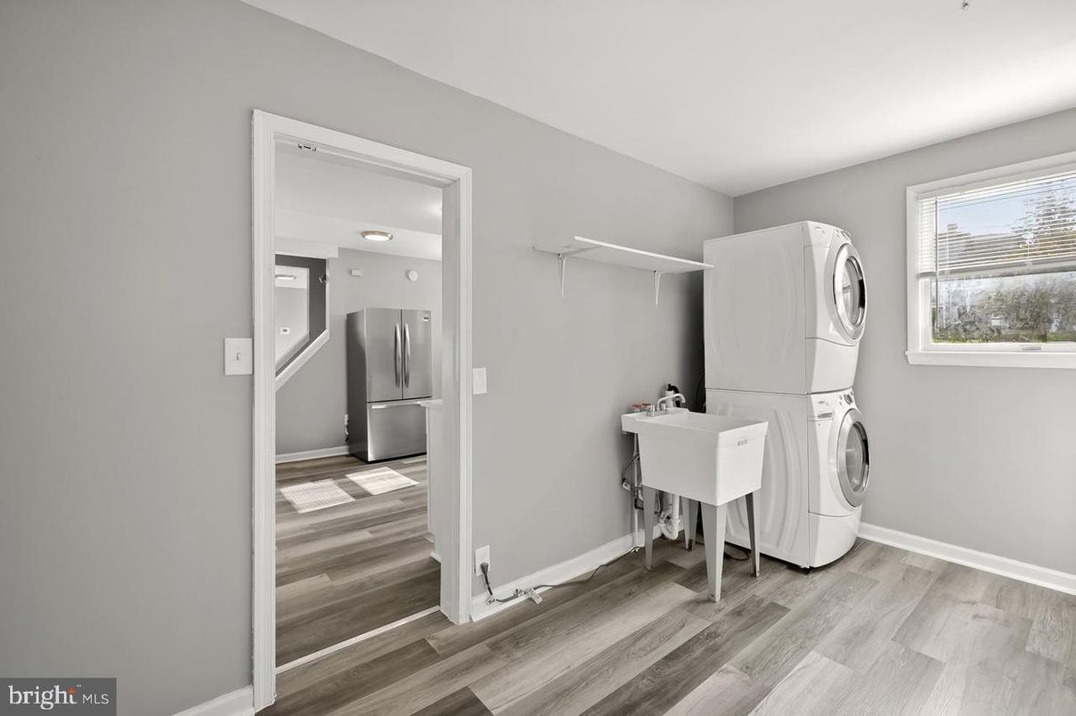 Interior, Utility Closets, Washer, Wood Texture Flooring