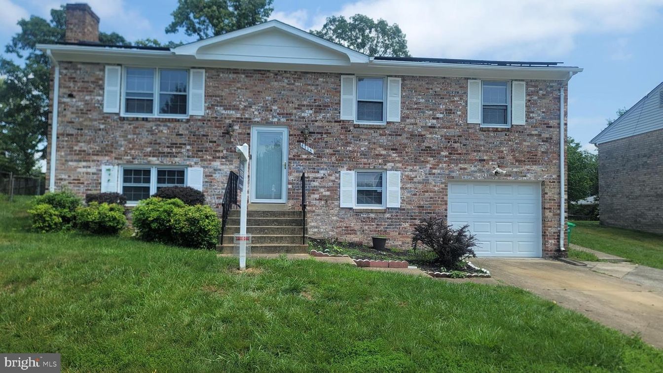Attached, Exterior, Facade, Brick Facade, Georgian