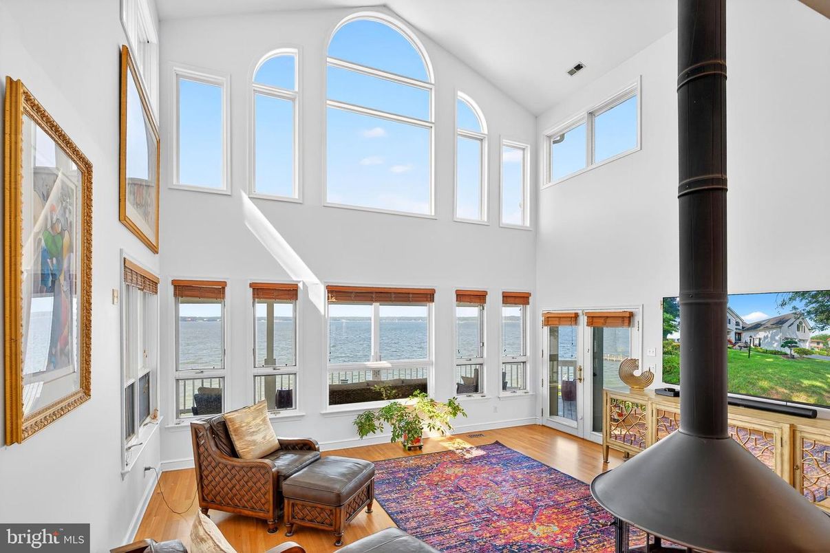 Interior, Sun Room, Water, Wood Texture Flooring