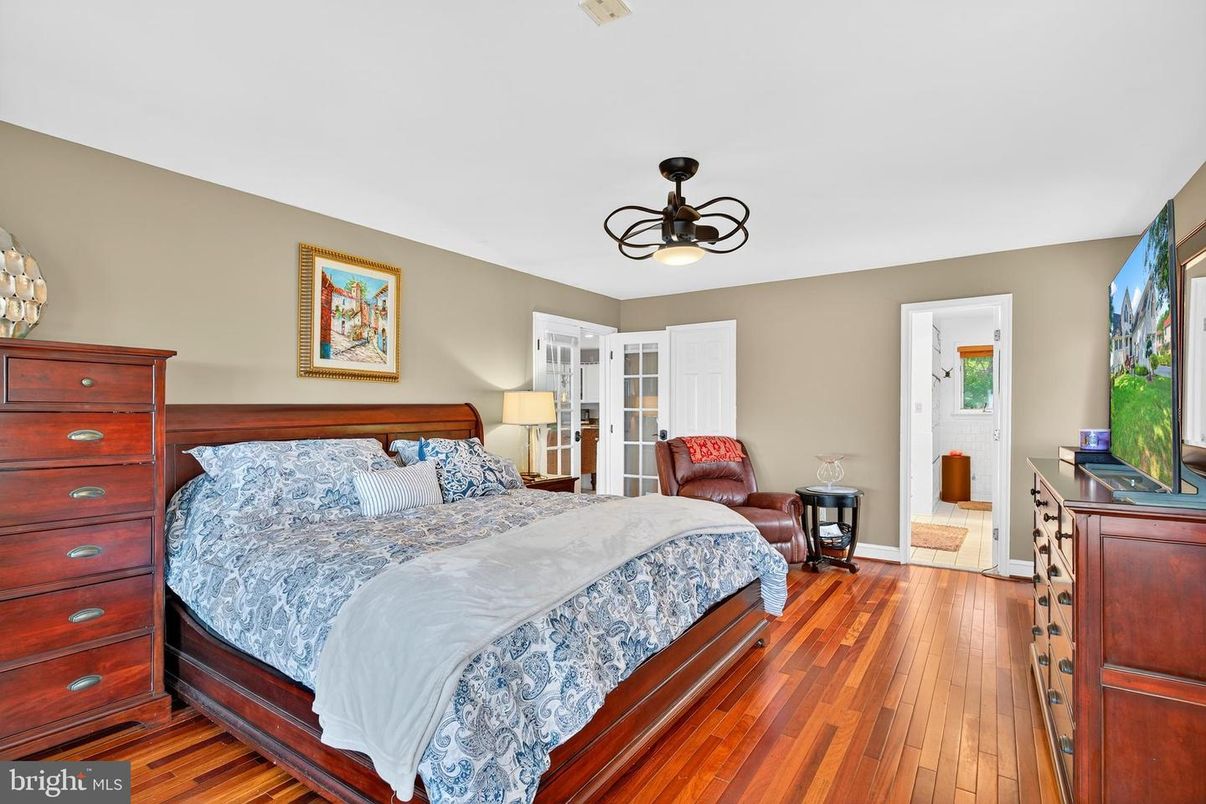 Bedroom, Interior, Pendant Lights, Wood Texture Flooring