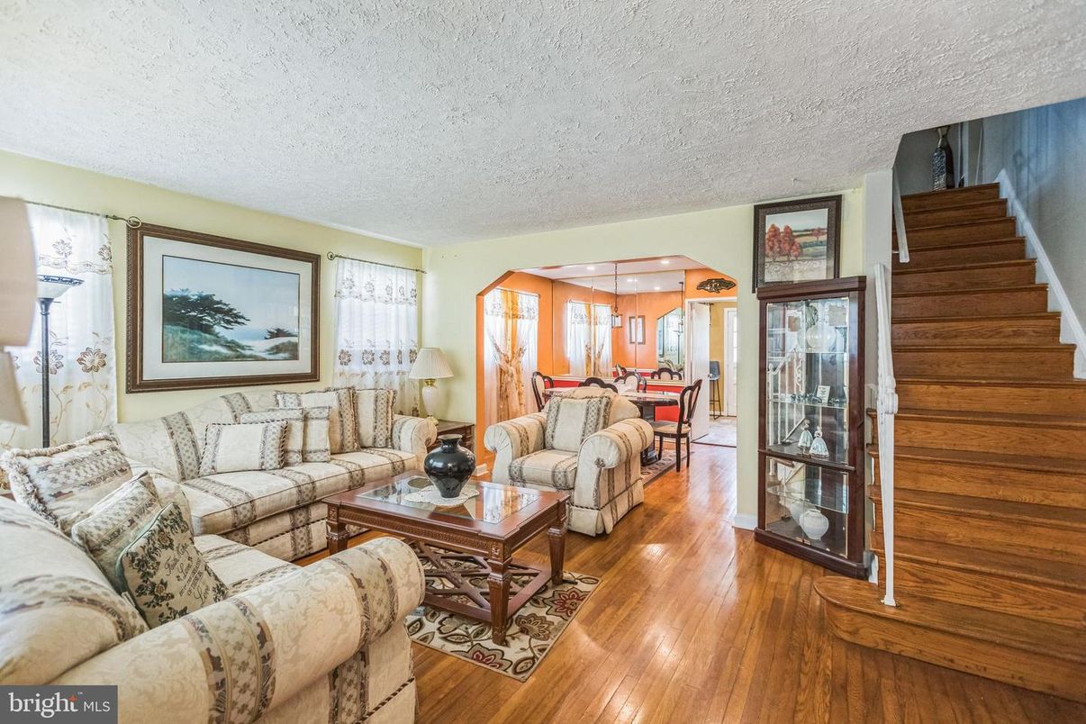 Dining room, Interior, Living room, Pendant Lights, Recessed Lighting, Wood Texture Flooring