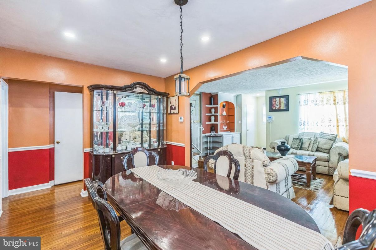 Dining room, Interior, Living room, Pendant Lights, Recessed Lighting, Wood Texture Flooring