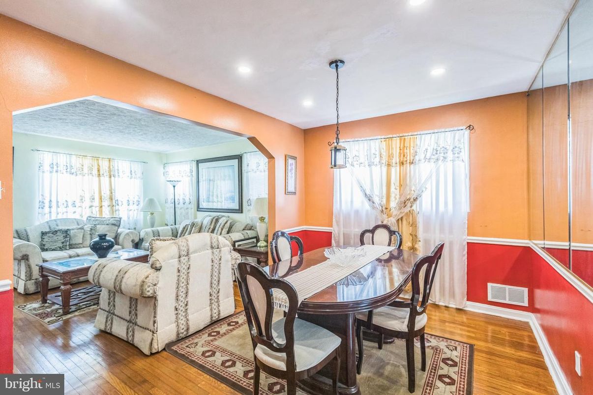 Dining room, Interior, Living room, Pendant Lights, Recessed Lighting, Wood Texture Flooring