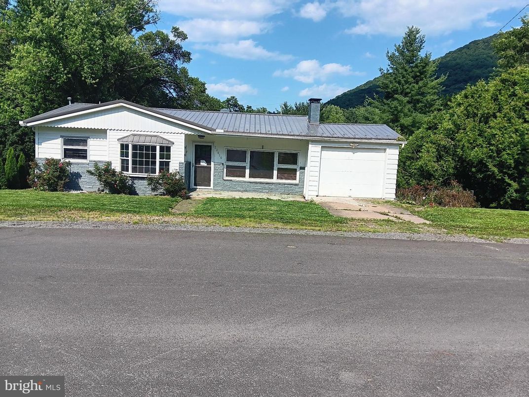 Exterior, Facade, Ranch