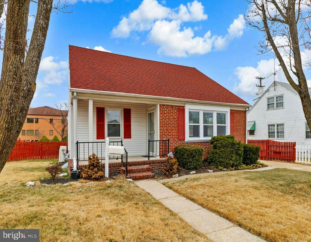 Exterior, Facade, Brick Facade, Cape Cod