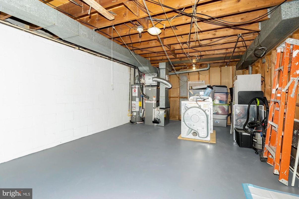 Interior, Washer, Wooden Beams