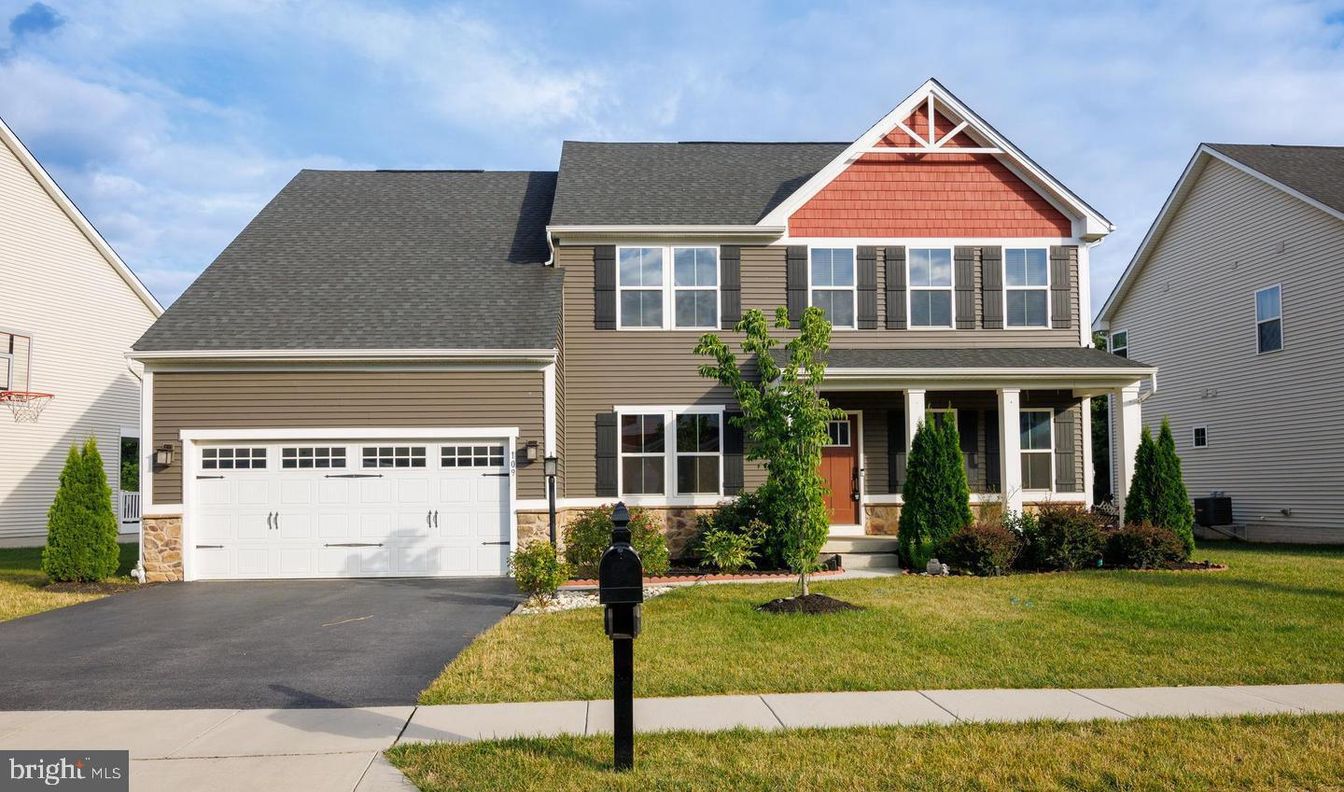 Attached, Exterior, Facade, Farmhouse