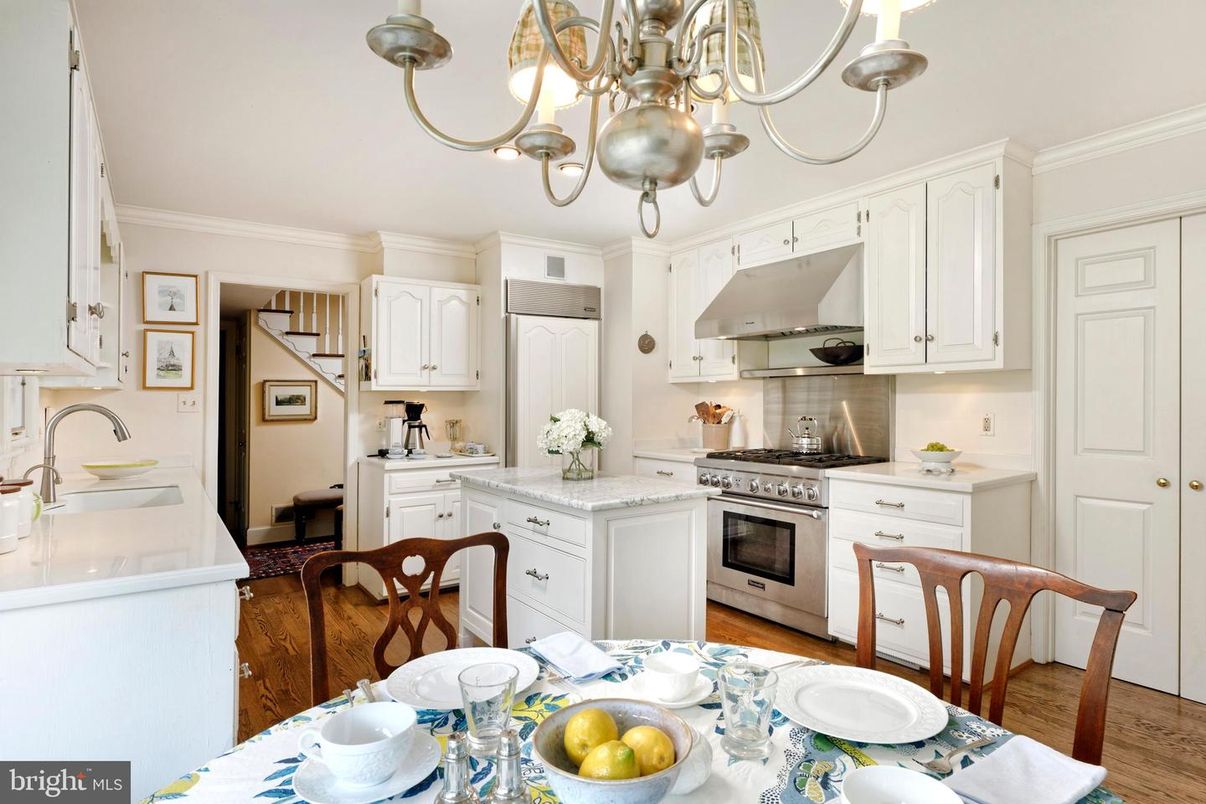 Chandelier, Dining room, Interior, Kitchen, Stainless Steel Appliances, Wood Texture Flooring