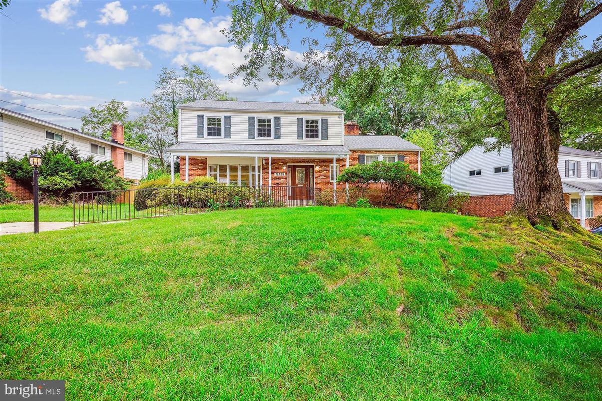 Attached, Exterior, Facade, Brick Facade, Raised Ranch