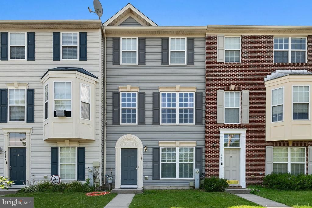 Exterior, Facade, Brick Facade, Rowhouse