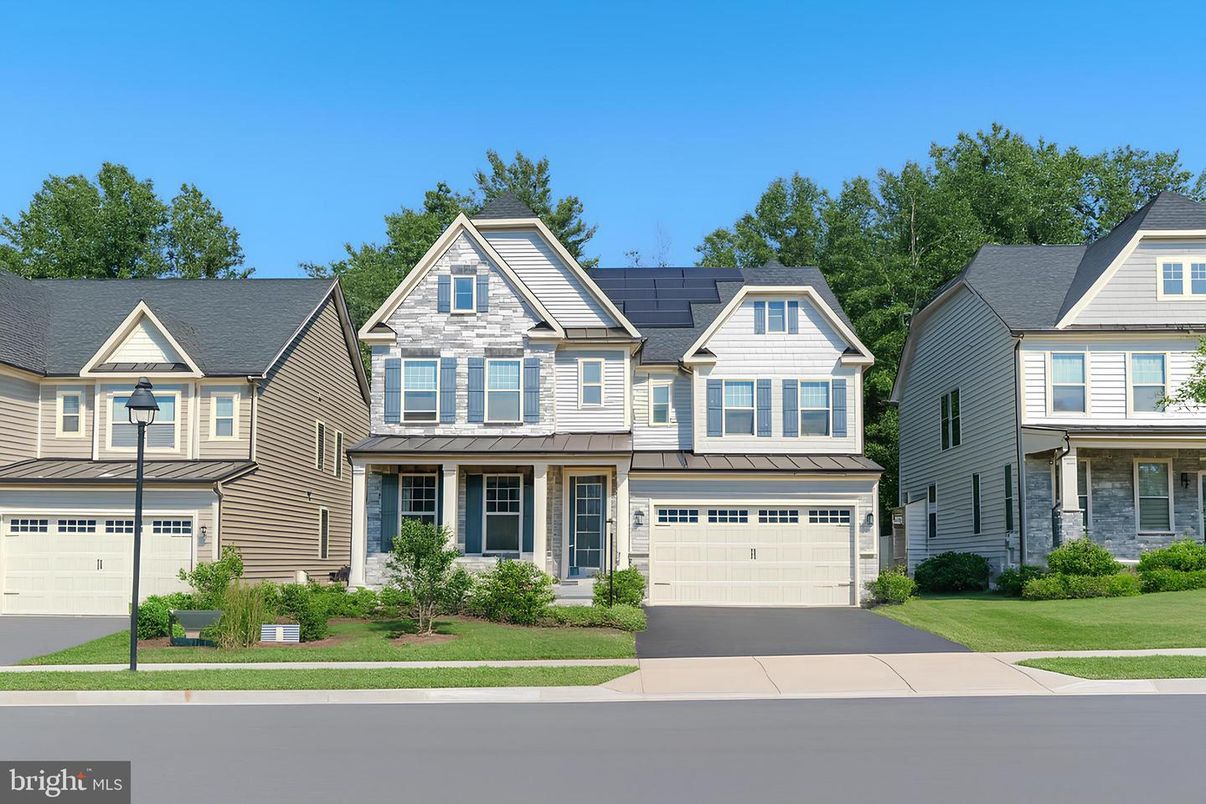 Attached, Exterior, Facade, Farmhouse