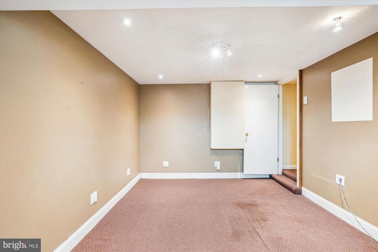Empty room, Interior, Recessed Lighting