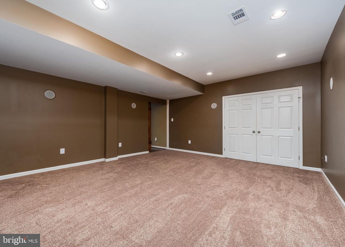 Empty room, Interior, Recessed Lighting