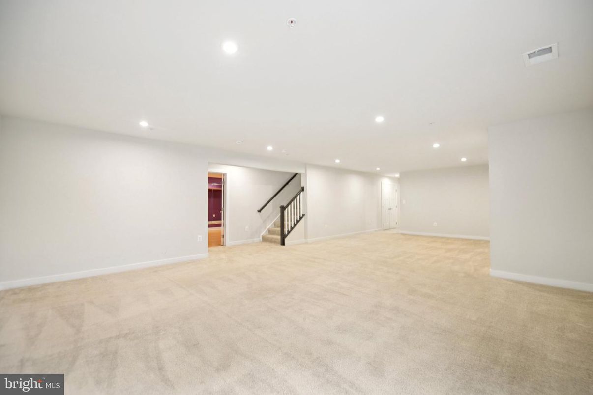 Empty room, Interior, Recessed Lighting