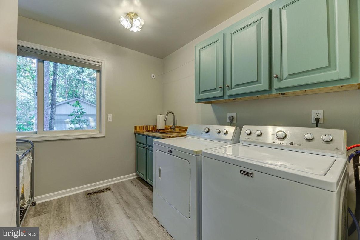 Interior, Washer, Wood Texture Flooring